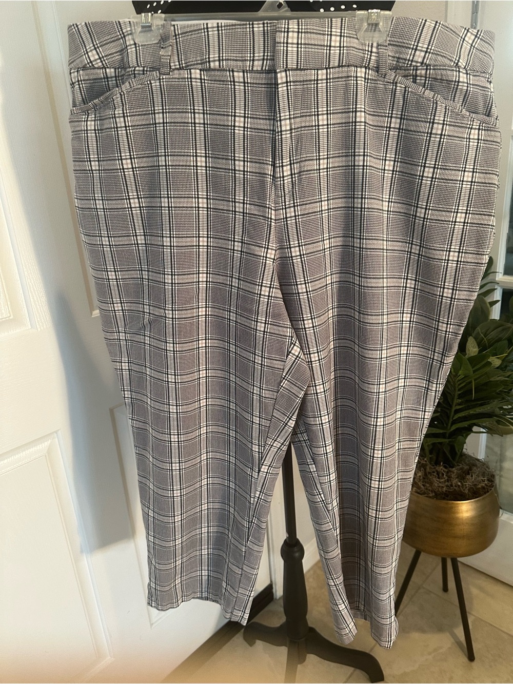 Ava & Viv Gray Plaid Women’s Capri’s